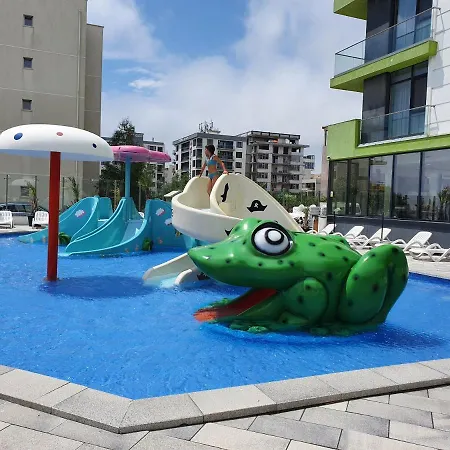Marine Vibes - Pool & Spa Beach Resort *