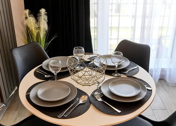 Marine Vibes - Pool & アパート