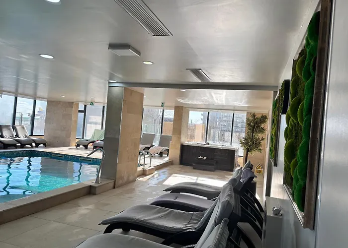 Marine Vibes - Pool & 아파트 *